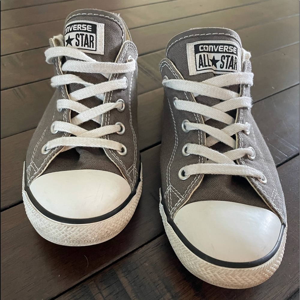 Women’s chuck Taylor all star ox sneaker size 8